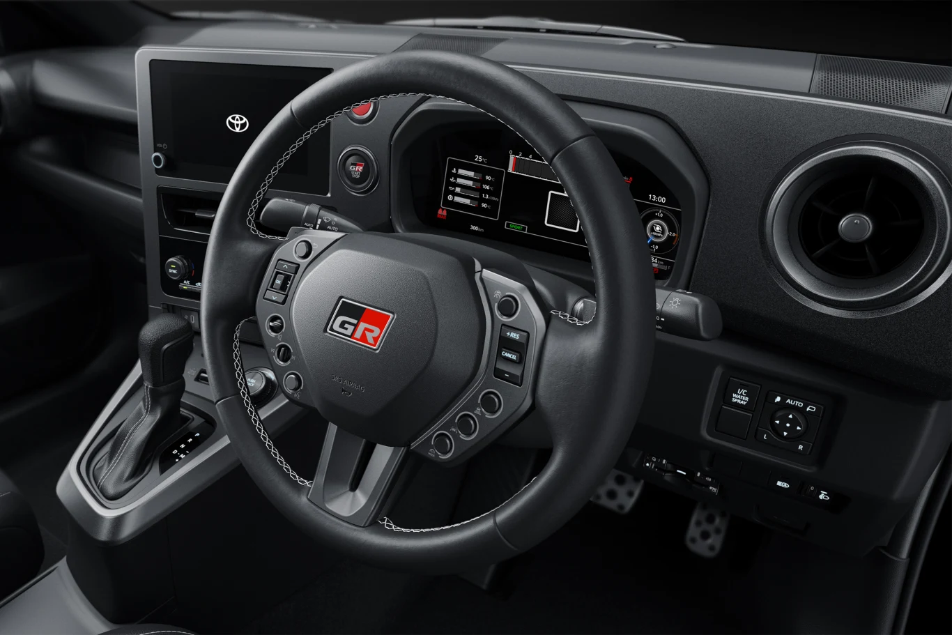 Nowa kierownica jest mniejsza i ma ułatwić szybkie manewrowanie. Kierownica z logo GR, cyfrowy panel wskaźników, nowoczesna dźwignia zmiany biegów oraz przyciski sterujące na centralnej konsoli podkreślają sportowy charakter wnętrza samochodu.