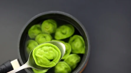 Wiosenne pierogi w kolorze soczystej zieleni będą hitem na rodzinnym stole. Taki obiad każdemu posmakuje. 