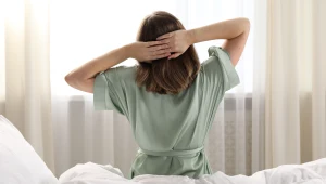 Poranne nawyki, które wydają się zupełnie niewinne, mogą z czasem obciążać nerki. Wiele osób robi to każdego dnia zaraz po przebudzeniu