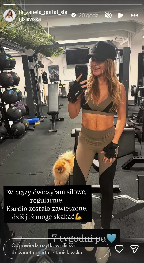 Żaneta Stanisławska-Gortat pochwaliła się formą Kobieta w sportowym stroju stoi uśmiechnięta na siłowni w otoczeniu sprzętu do ćwiczeń, przy jej nodze widoczny mały pies o puszystej sierści.