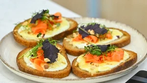 Tosty Mateusza Gesslera: z labneh, wyrazistą harissą, piklowaną marchewką i aromatycznym serem Comté