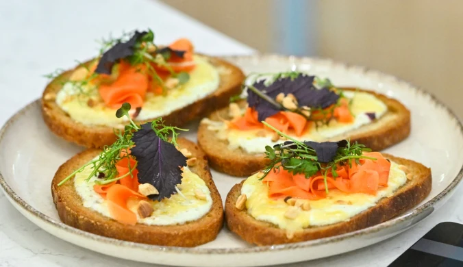 Tosty Mateusza Gesslera: z labneh, wyrazistą harissą, piklowaną marchewką i aromatycznym serem Comté