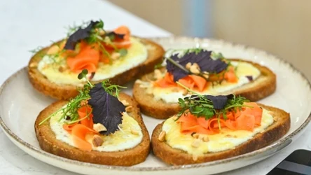 Tosty Mateusza Gesslera: z labneh, wyrazistą harissą, piklowaną marchewką i aromatycznym serem Comté