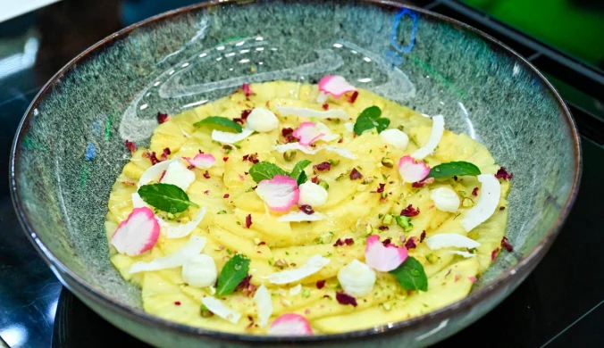 Carpaccio z ananasa z kremem z ricotty od Mateusza Gesslera