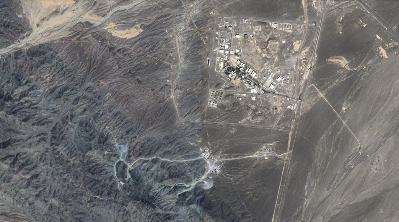 "Pickaxe Mountain" to podziemny kompleks w pobliżu Ośrodka Nuklearnego w Natanz. Podziemny kompleks Pickaxe Mountain przy Ośrodku Nuklearnym w Natanz w Iranie, budynki otoczone górami.