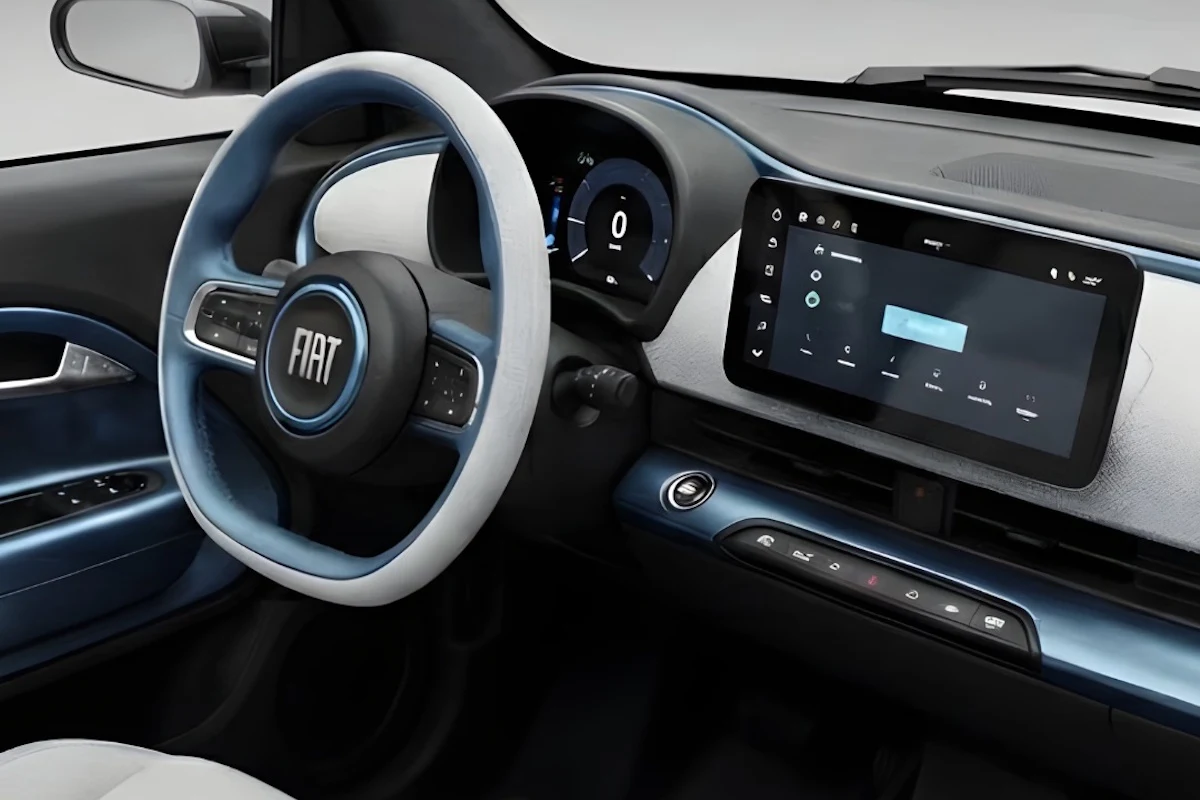 Nowoczesna deska rozdzielcza Fiata z cyfrowym wyświetlaczem za kierownicą oraz dużym, dotykowym ekranem systemu multimedialnego po prawej stronie, wykończona jasnoniebieskimi i szarymi akcentami.