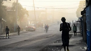 Ludzie na jednej z ulic w dzielnicy La Guinera w Hawanie