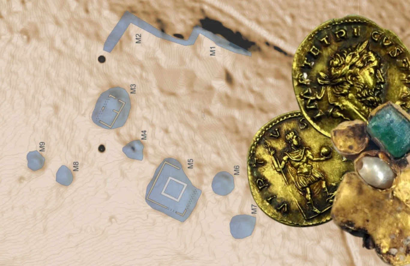 W Mancey odnaleziono pozostałości po dużym starożytnym sanktuarium. Odkryto w nim wiele cennych przedmiotów. Monety rzymskie i złote ozdoby na tle mapy terenowej z oznaczeniami wykopów archeologicznych i fragmentami kamiennych struktur.