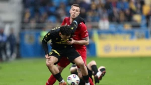 Milionerzy z Widzewa nadal blisko dna. Bez bramek na fatalnej murawie w Gdyni