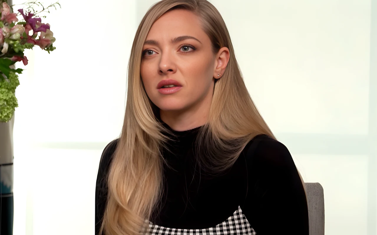 Amanda Seyfried Aktorka Amanda Seyfried w jasnym studiu podczas wywiadu. Gwiazda Hollywood opowiada o swojej najnowszej roli filmowej.