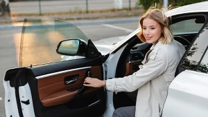 Kierowca w naturalny sposób otwiera drzwi lewą ręką. A to niesie pewne ryzyko