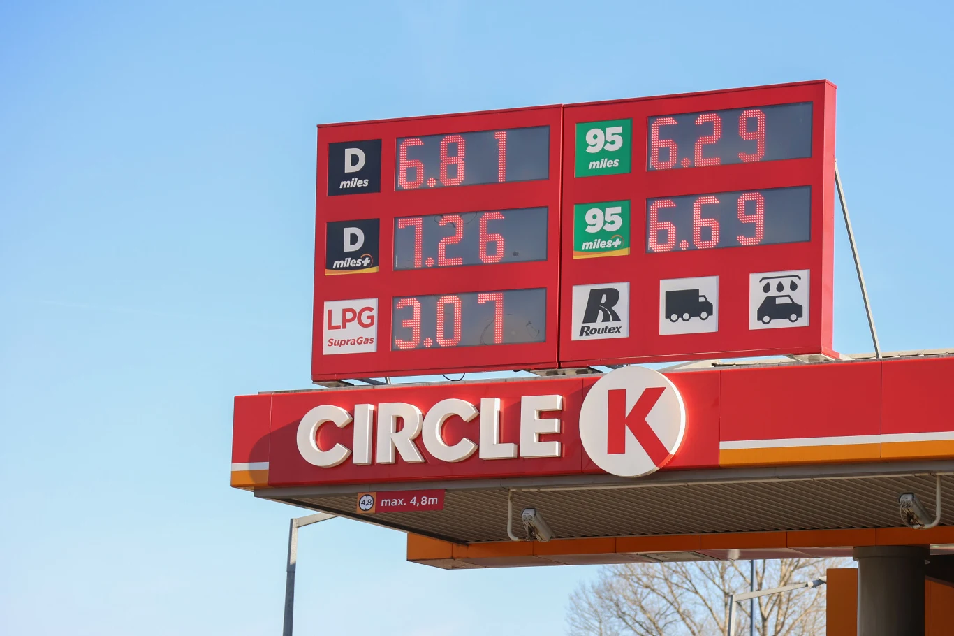 W ciągu tygodnia ceny paliwa gwałtownie wzrosły, ale spaść nie chcą Tablica cen paliw na stacji Circle K z wyraźnie widocznymi cenami oleju napędowego, benzyny i LPG na tle nieba.