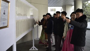 Studenci przed lokalem wyborczym w Korei Północnej