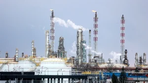 Dwie gigantyczne kolumny przypłynęły do Płocka. Powstały w Chinach