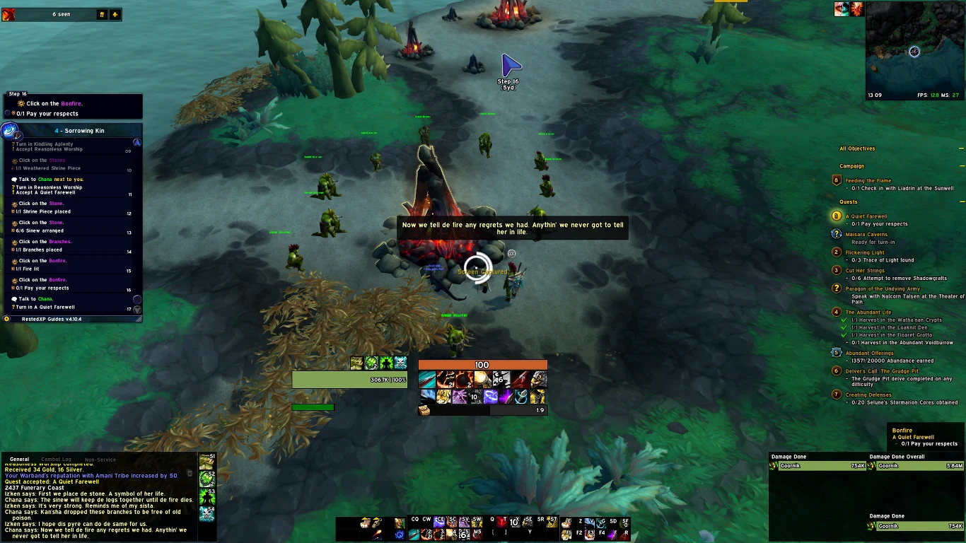 Interfejs gry komputerowej z widoczną postacią gracza otoczoną przez niewielką grupę zielonych postaci oraz ognisko pośrodku, liczne ikony i paski umiejętności oraz okno z zadaniami po lewej stronie ekranu.