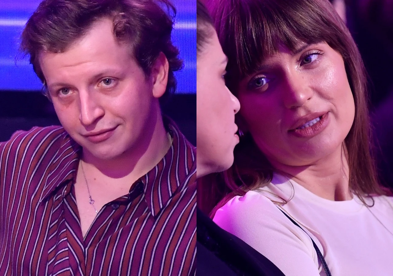 Dwie osoby w osobnych kadrach, mężczyzna w koszuli w paski patrzący z lekkim uśmiechem oraz kobieta w białej bluzce rozmawiająca z drugą osobą, oboje oświetleni fioletowym światłem.