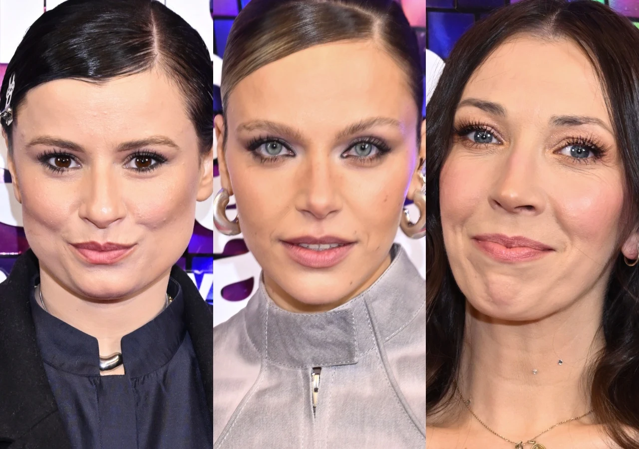 Trzy kobiety z makijażem pozują do zdjęcia na tle fioletowo-białej ścianki, każda z nich ma inne uczesanie i stylizację, tworząc wyraźny kontrast w wyglądzie.