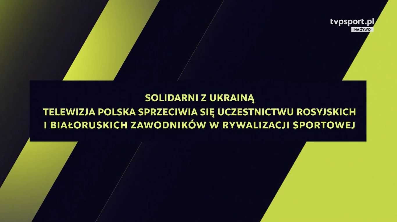 Komunikat solidarności z Ukrainą, jasno wyrażający sprzeciw Telewizji Polskiej wobec udziału rosyjskich i białoruskich sportowców w rywalizacji sportowej, umieszczony na tle ciemnych i żółto-zielonych geometrycznych kształtów z logo tvpsport.pl w prawy...