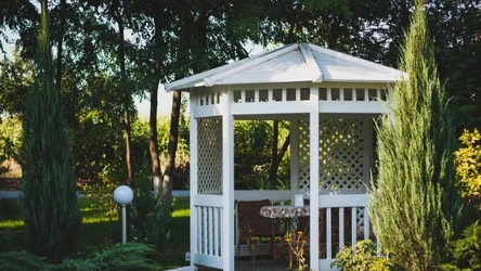 Altana ogrodowa może być centralnym punktem i perłą całej działki. Jak ją przywrócić do porządku po zimie?