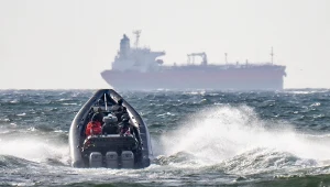 Szwedzkie służby płyną do statku "floty cieni"