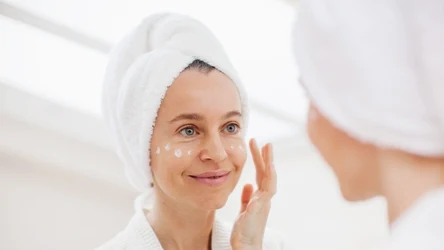 Jak prawidłowo nakładać krem pod oczy? Tego błędu unikajmy