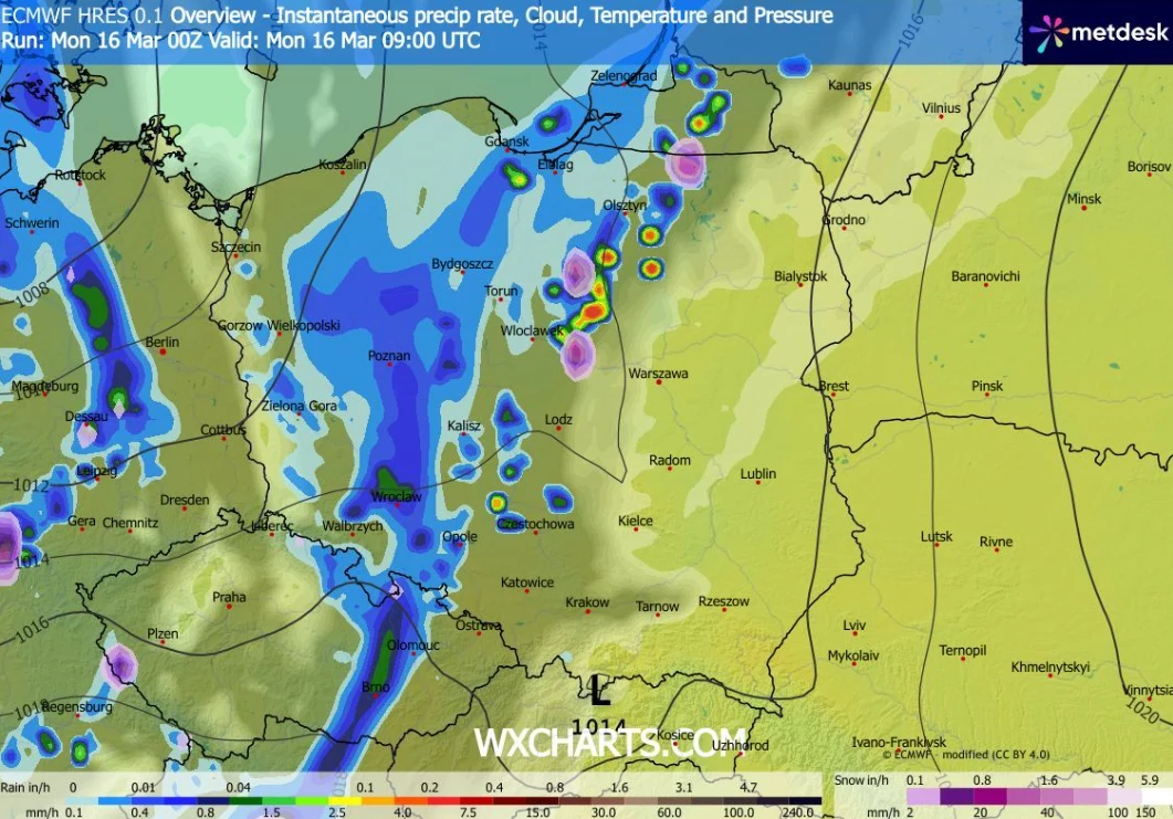 Mapa pogodowa Polski przedstawiająca pasmo opadów rozciągające się od południowego zachodu ku północy kraju, z intensywniejszymi strefami opadów zaznaczonymi na niebiesko i fioletowo; wyraźne skupiska wyższej intensywności opadów wokół Warszawy i Łodzi...