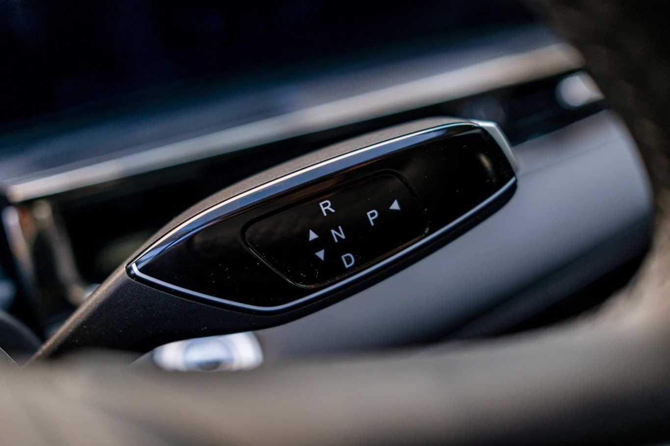 manetka automatycznej skrzyni biegów z oznaczeniami trybów jazdy R, N, D i P w nowoczesnym aucie