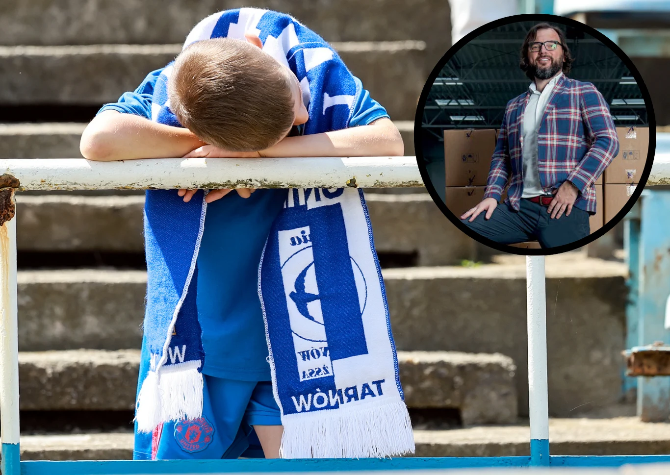 Chłopiec w niebieskim stroju z szalikiem kibica pochyla głowę opierając ją na rękach przy metalowej barierce na stadionie, obok w okrągłym wycinku widoczny mężczyzna w okularach i marynarce w kratę stojący w pomieszczeniu magazynowym.