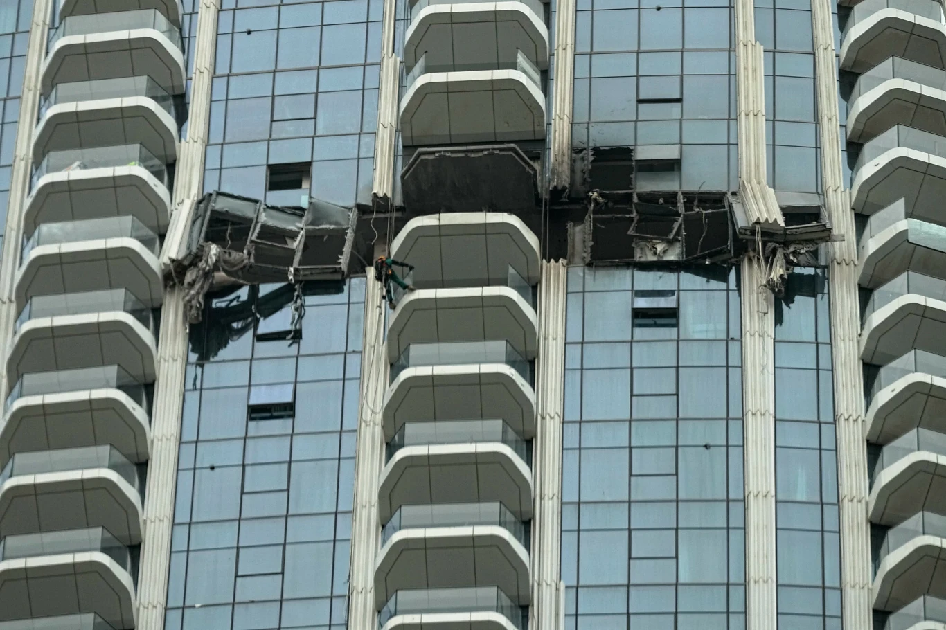 Dron uderzył w hotel w Dubaju 12 marca article cover