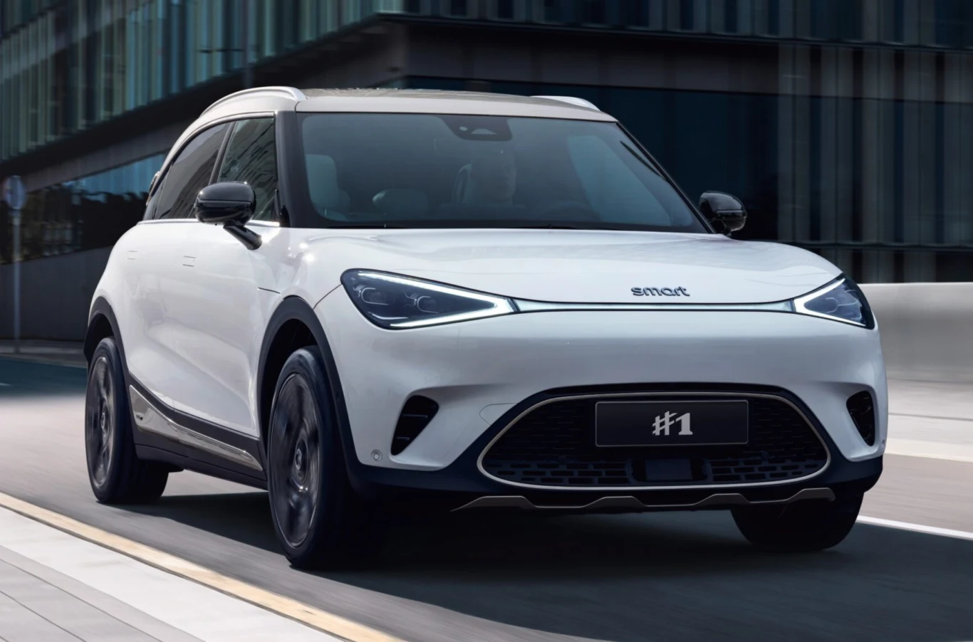 Mercedes i Geely od kilku lat współpracują przy marce Smart, która została przekształcona w producenta samochodów elektrycznych. Biały SUV marki Smart, nowoczesny design, czarne akcenty, przyciemniane szyby.