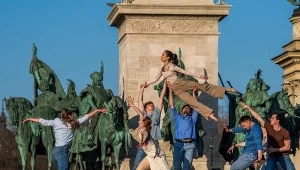 Pokaz taneczny podczas wiecu opozycji (TISZA) w Budapeszcie w miniony weekend. Każdy sposób jest dobry na przekonanie nieprzekonanych