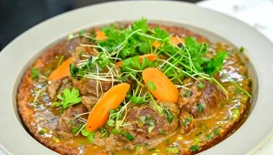 Policzki wieprzowe w sosie szczypiorkowym z wyjątkowym omletem gryczanym Jurka Sobieniaka