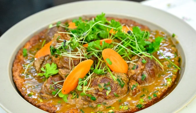 Policzki wieprzowe w sosie szczypiorkowym z wyjątkowym omletem gryczanym Jurka Sobieniaka