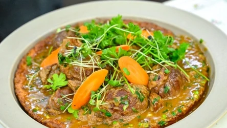 Policzki wieprzowe w sosie szczypiorkowym z wyjątkowym omletem gryczanym Jurka Sobieniaka