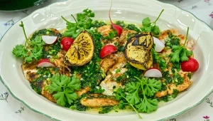 Grillowany kurczak z marynatą z dymki i szczypiorku. Idealny pomysł na wiosenny obiad