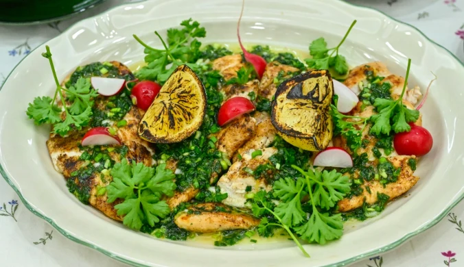 Grillowany kurczak z marynatą z dymki i szczypiorku. Idealny pomysł na wiosenny obiad