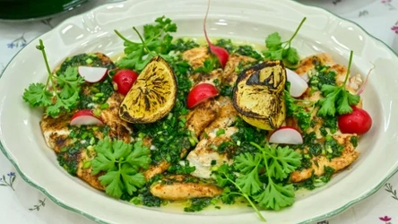 Grillowany kurczak z marynatą z dymki i szczypiorku. Idealny pomysł na wiosenny obiad