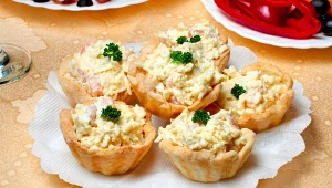 Pasta jajeczna na tartaletkach z ciasta kruchego.