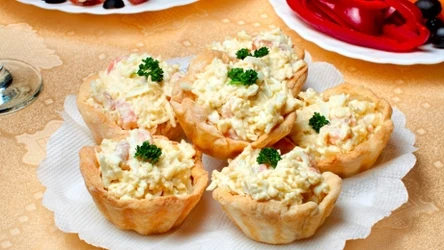 Pasta jajeczna na tartaletkach z ciasta kruchego.