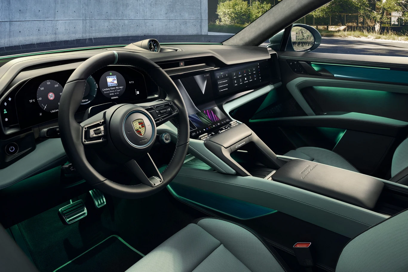 nowoczesne wnętrze samochodu Porsche z cyfrowym kokpitem, wielofunkcyjną kierownicą oraz dużym, panoramicznym wyświetlaczem na desce rozdzielczej