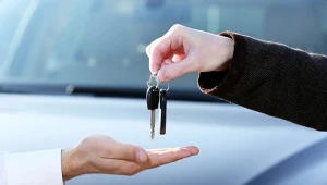 Kupujesz auto po raz pierwszy? Przewodnik, na co zwrócić uwagę