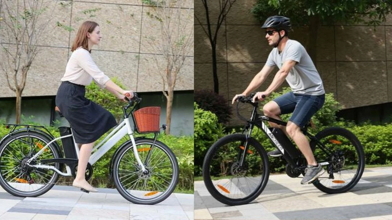 kobieta w eleganckiej spódnicy i mężczyzna w sportowym stroju jadą na rowerach miejskich na tle zieleni miejskiej, ona na białym rowerze z koszykiem, on na czarnym rowerze w kasku