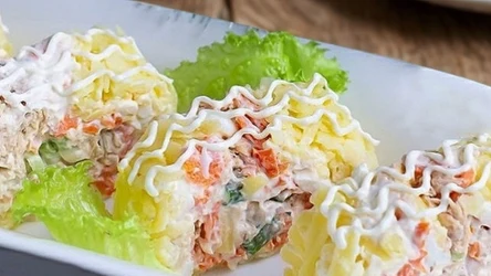 Warstwowa sałatka z łososiem i majonezem będzie świetnym wyborem na wielkanocny stół 