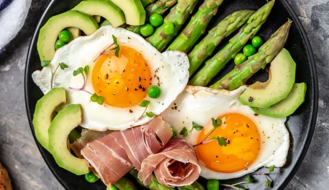 Szparagi zawsze warto jeść z jajkami. Będą jeszcze zdrowsze. Sprawdź, dlaczego