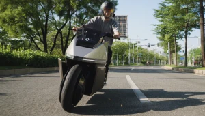 Elektryczny jednoślad, który utrzymuje pion. Trafi do seryjnej sprzedaży.