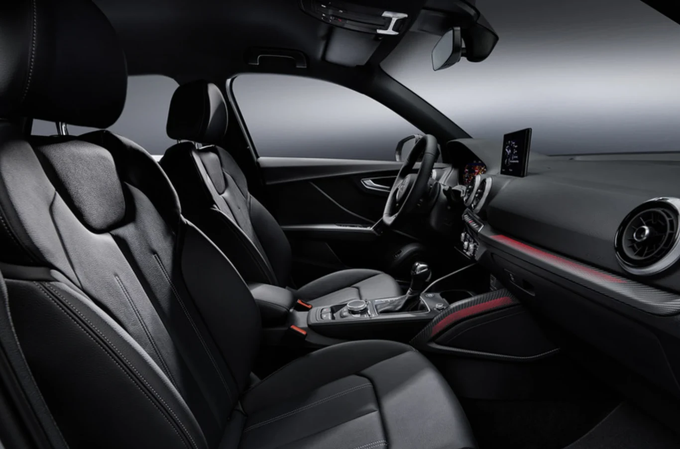 Wysokie ceny to jeden z głównych minusów Q2 na rynku wtórnym. Za podobne pieniądze można kupić większego T-Roca lub Karoqa z wyraźnie większą kabiną. wnętrze nowoczesnego samochodu z czarnymi, skórzanymi fotelami, elegancką deską rozdzielczą, wyeksponowanym panelem multimedialnym oraz sportowym wykończeniem detali