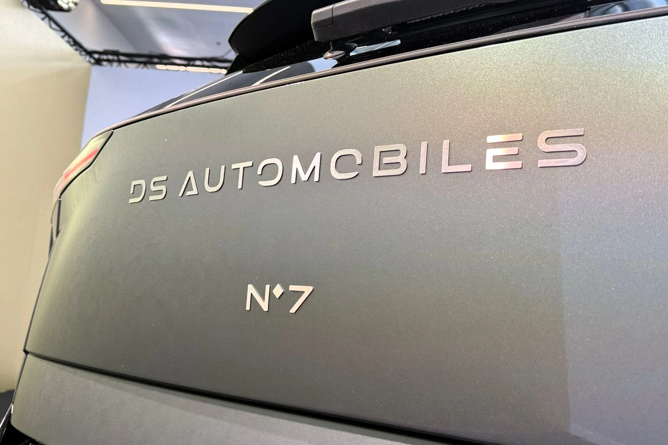 metaliczna klapa bagażnika samochodu z logo DS AUTOMOBILES oraz oznaczeniem modelu N°7 wypisanym srebrnymi literami
