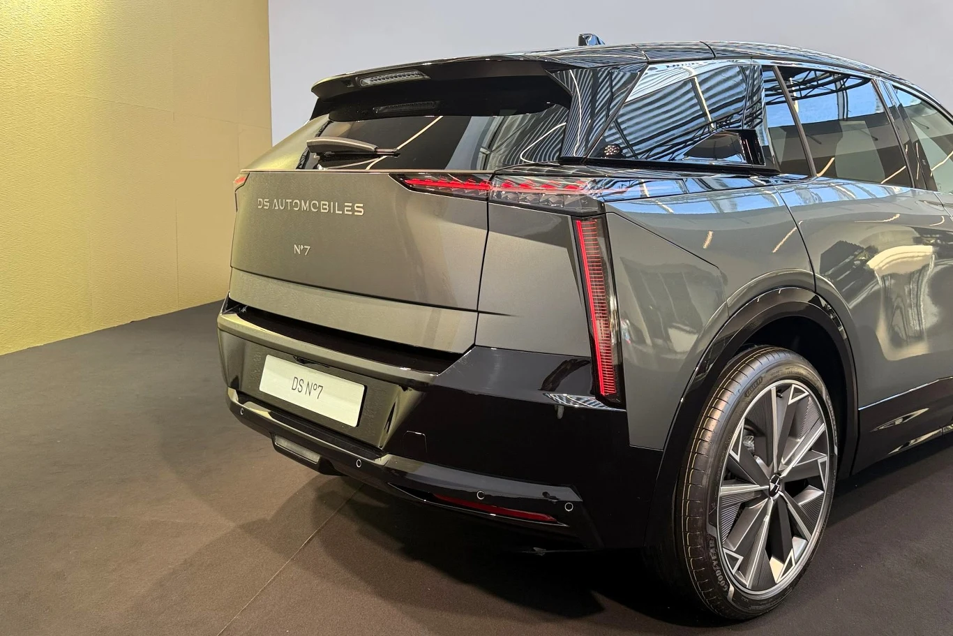 Nowoczesny SUV DS 7 z wyrazistymi, pionowymi tylnymi światłami LED, dużymi felgami aluminiowymi i charakterystycznym oznaczeniem marki widocznym na klapie bagażnika.