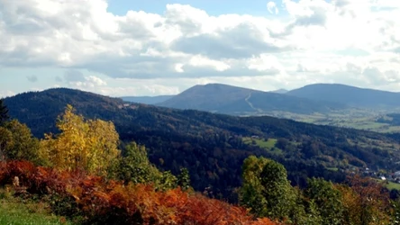 Beskid Makowski to niedoceniany zakątek w Polsce. Jest pełen atrakcji dla całej rodziny./na zdj. Widok ze stoków Lubomira