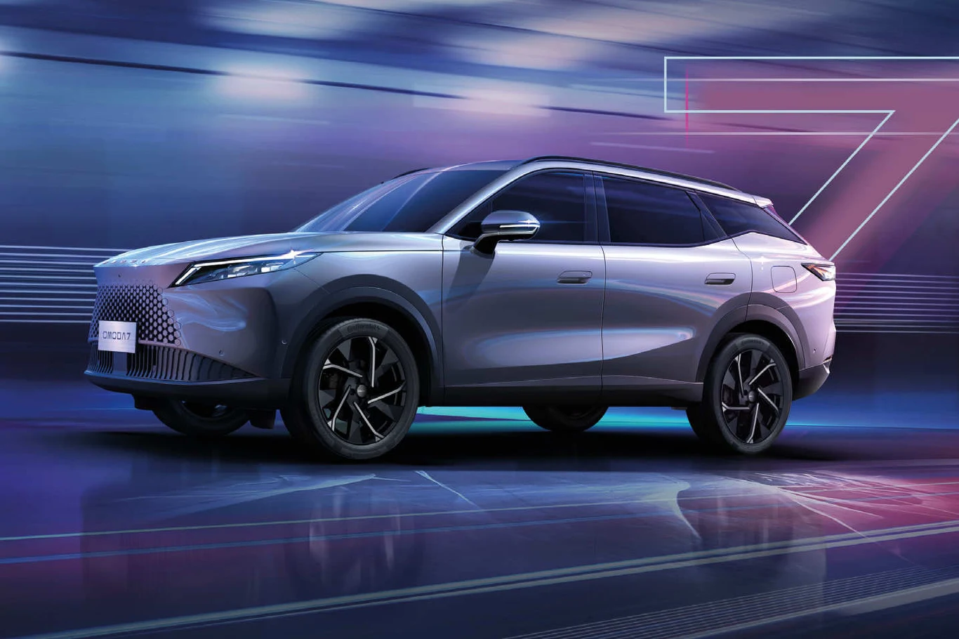 nowoczesny, srebrny SUV o dynamicznej sylwetce, dużych czarnych felgach i futurystycznym układzie świateł na tle abstrakcyjnych, kolorowych pasów oraz cyfry 7